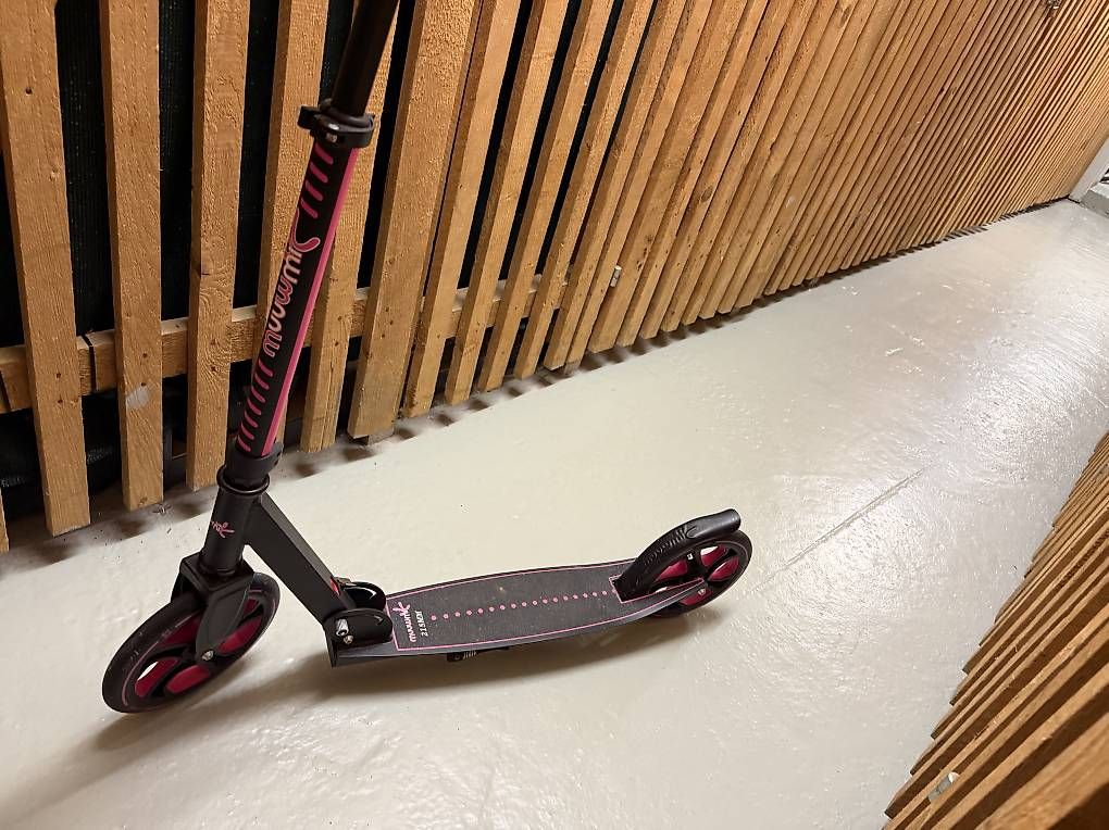 Kickboard: Muuwmi Kick Scooter schwarz/pink  – Usato da Scherzingen venduto da bla_m59d