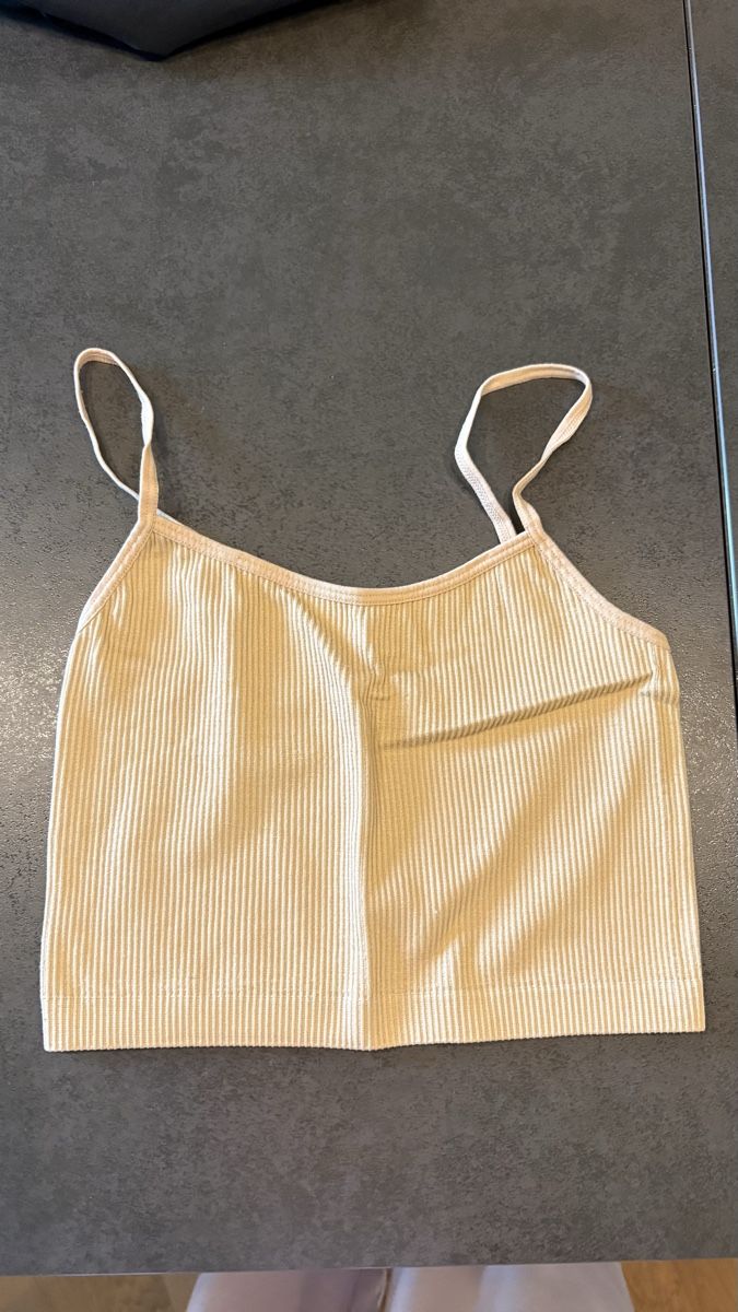 Top: Crop Top beige – Nuovo (secondo la descrizione) da Winterthur venduto da m.tix