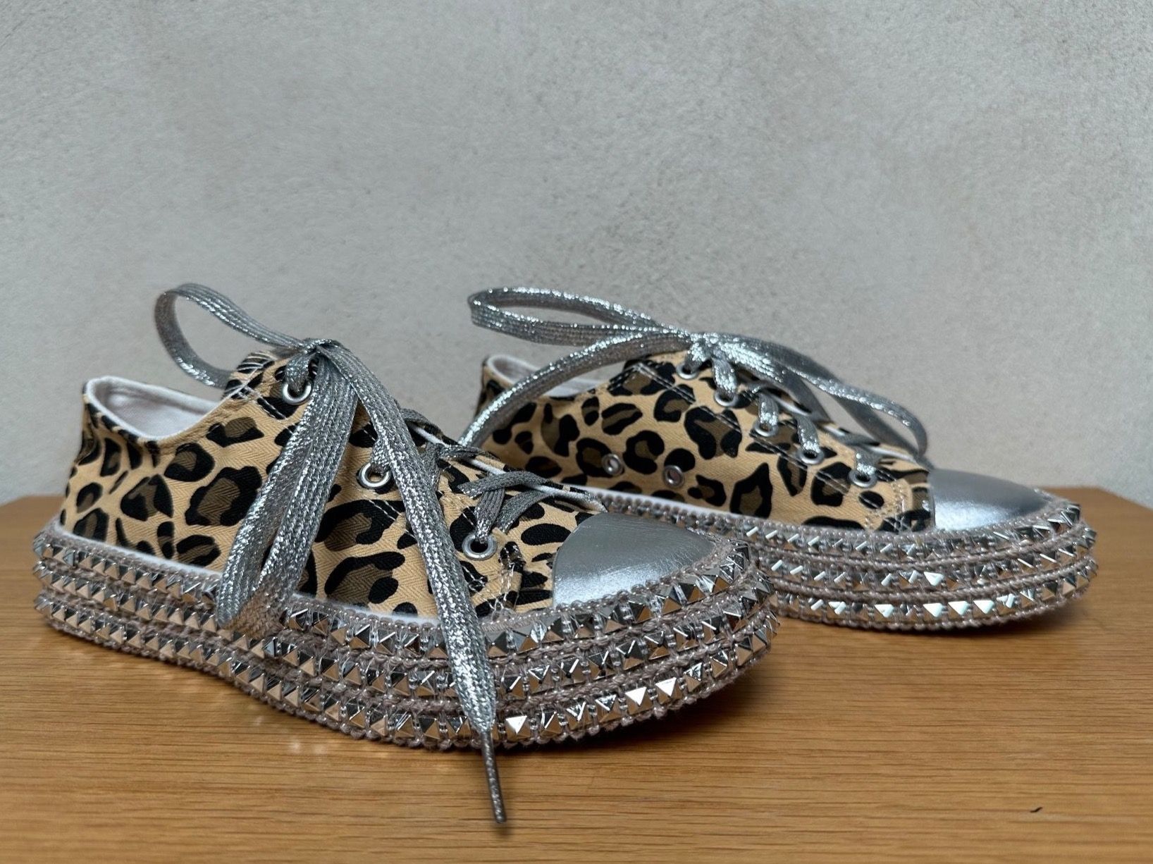 Scarpe da donna: Sneaker Leoprint und Nieten – Usato da Leuk-Stadt venduto da 2thcircle 3
