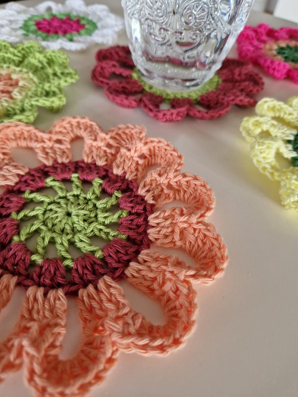 Sottobicchieri: 6 Gehäkelte bunte Blumen Untersetzer, Coaster, Handmade – Nuovo (secondo la descrizione) da Neuhausen am Rheinfall venduto da Alchimista 2