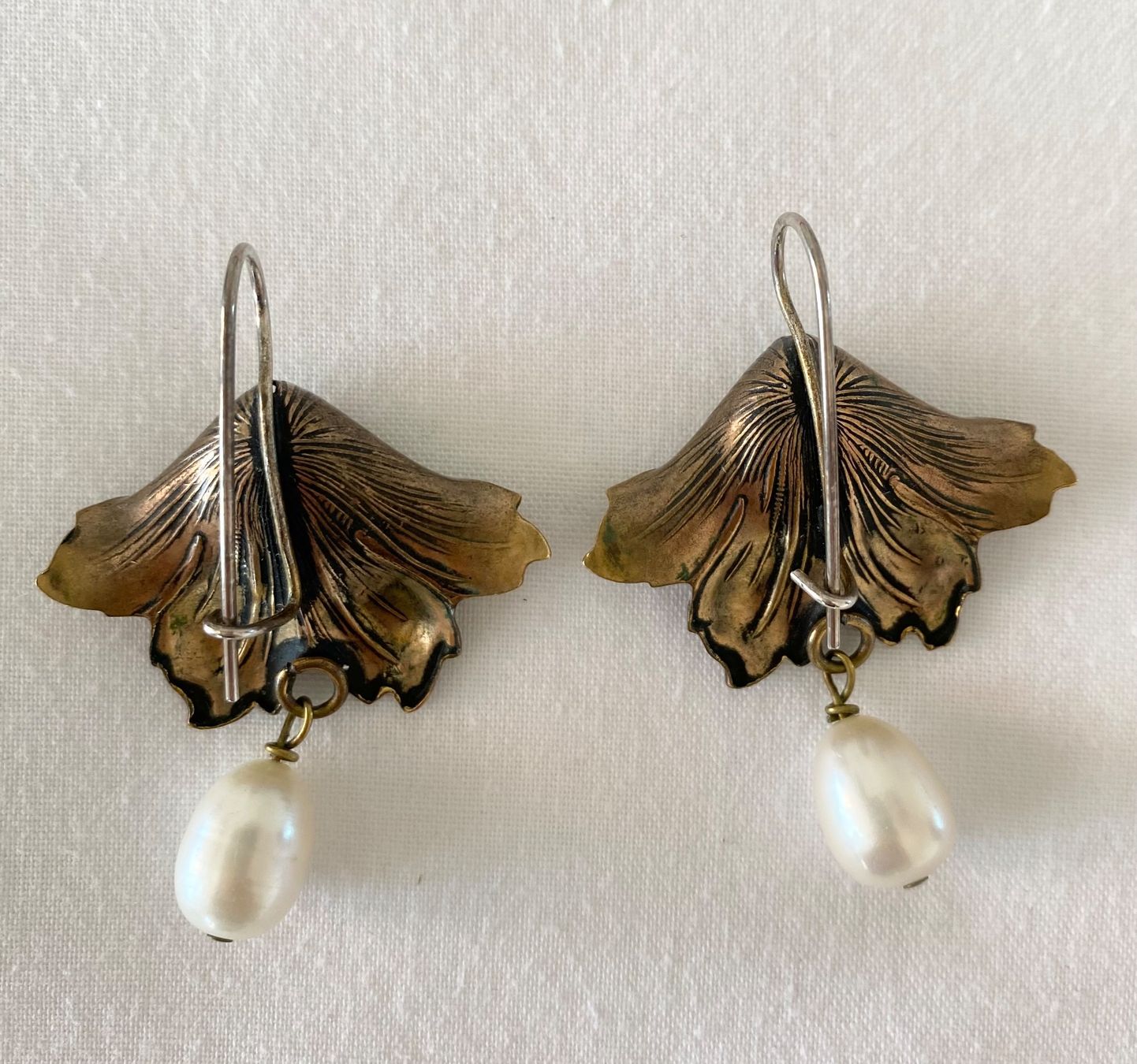 Ohrringe & -stecker: Vintage Blüten Ohrringe mit Perlendetails – Gebraucht aus Basel von curated_finds 1