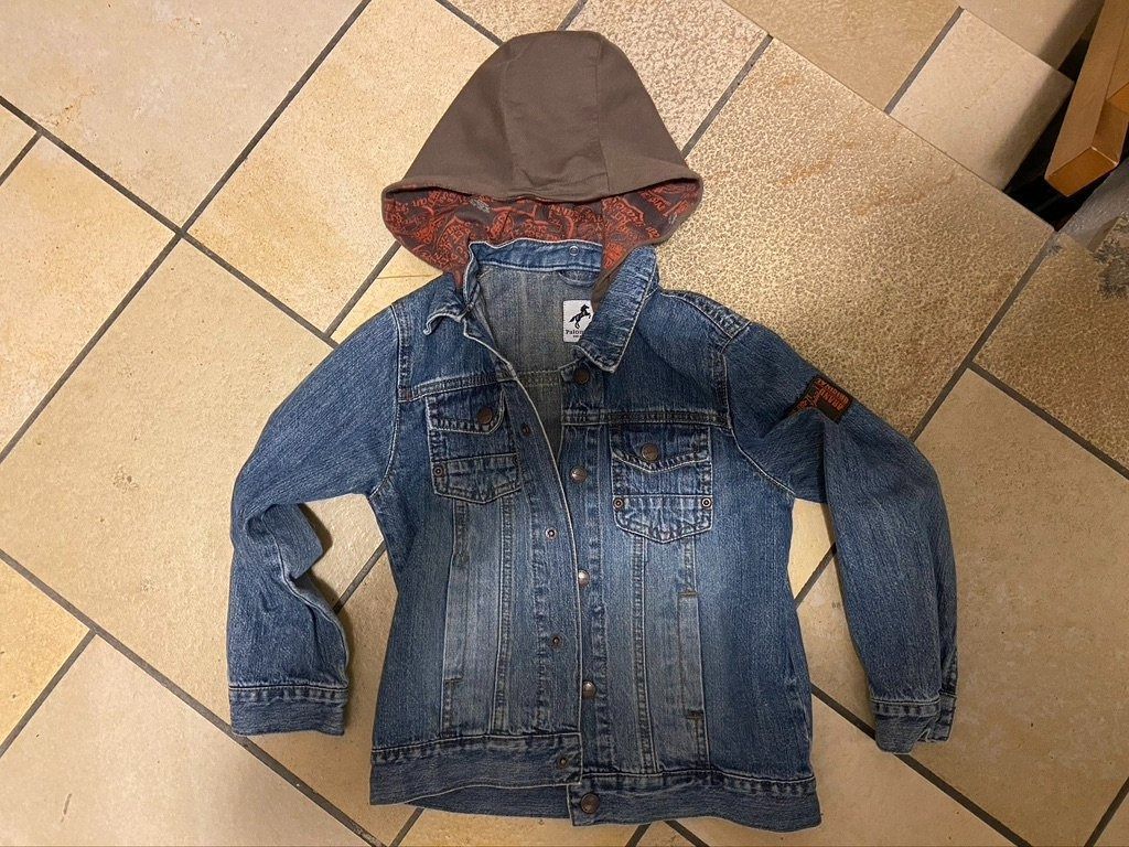 C&A Jacken & Mäntel: Jeansjacke mit Kapuze, Junge Grösse 122 – Gebraucht aus Hausen AG von dege02