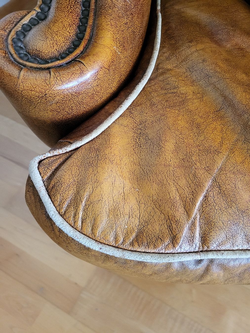 Poltrone: Antiker Chesterfield Ledersessel – Usato da Birsfelden venduto da Osso8 4
