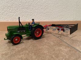 SIKU Deutz D9005 mit Deutz-Fahr Kreiselschwader