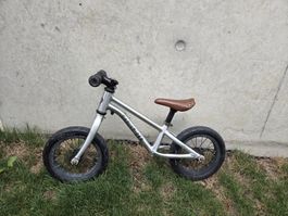 Vélo d'équilibre Early Rider argenté 12 pouces bon état