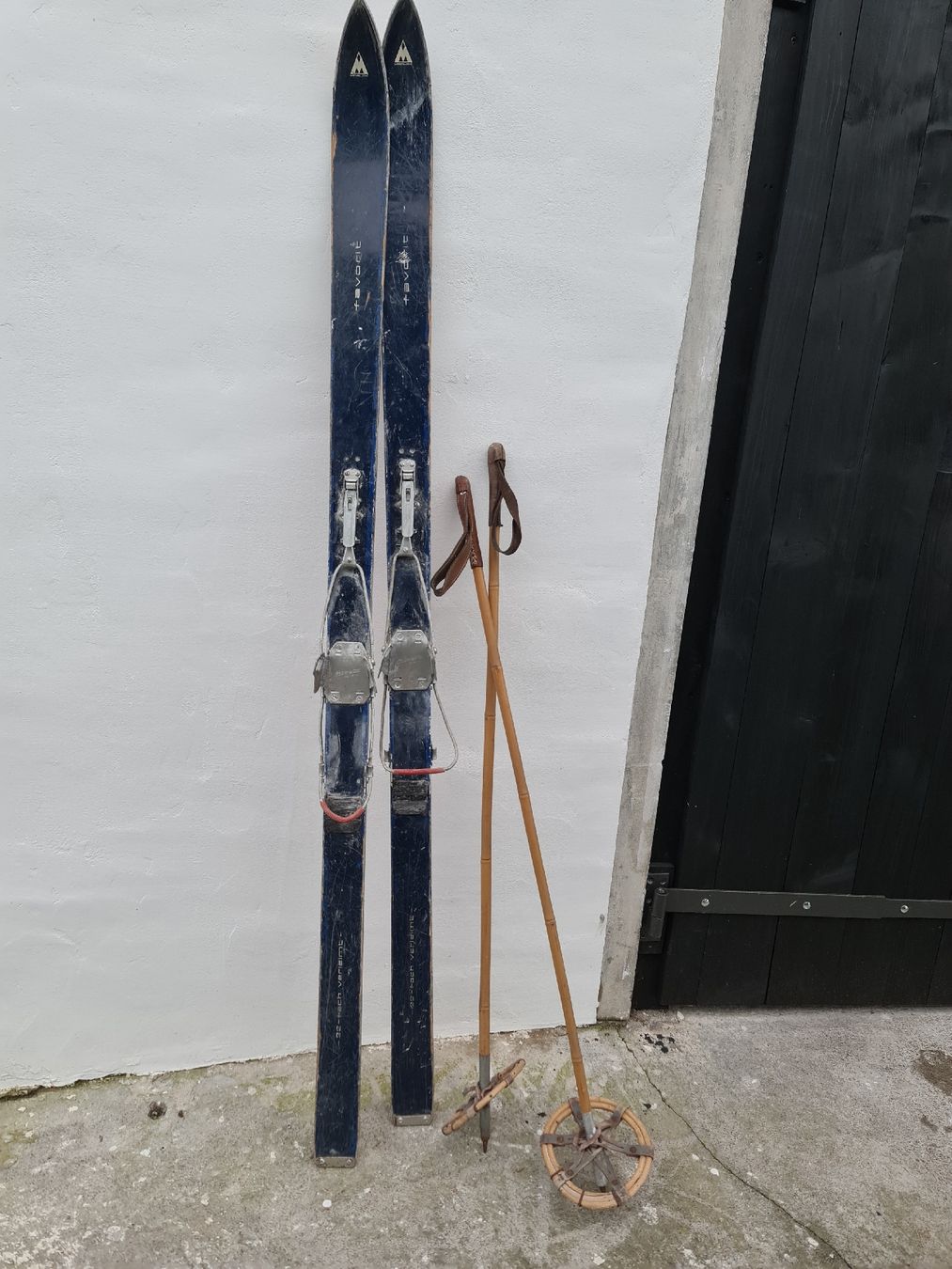 Skis: Antike Ski mit Stöcken – Gebraucht aus Uster von Cruleye 1