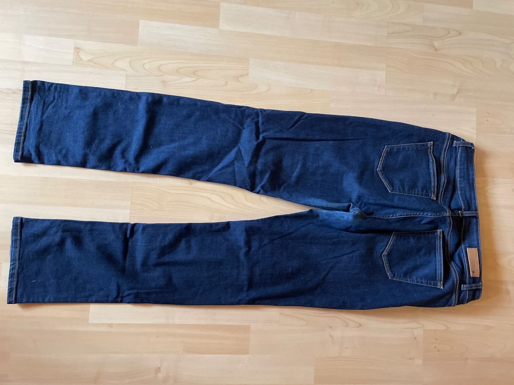 Manor Jeans: dunkelblaue Jeans von Manor, Grösse 42 – D'occasion à Münsingen par Ckolibri 1