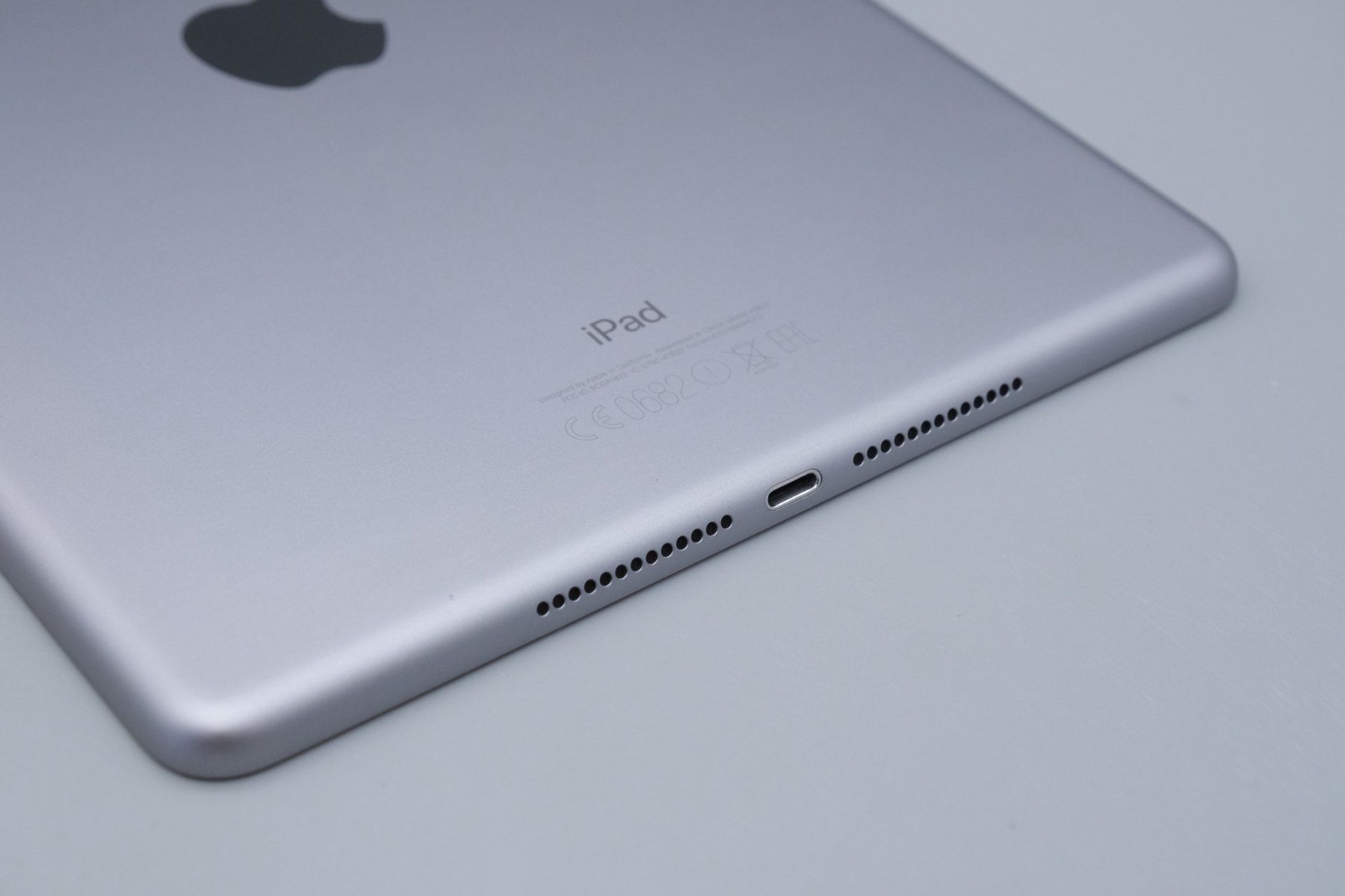 Apple Tablet PC: Apple iPad 5th Generation WI-Fi 128 GB Space Gray Tablet – Usato da Ramsen venduto da Studio82 4