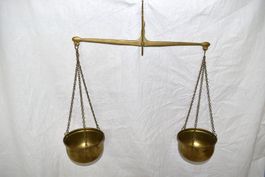 Balkenwaage mit zwei Schalen, guter Zustand