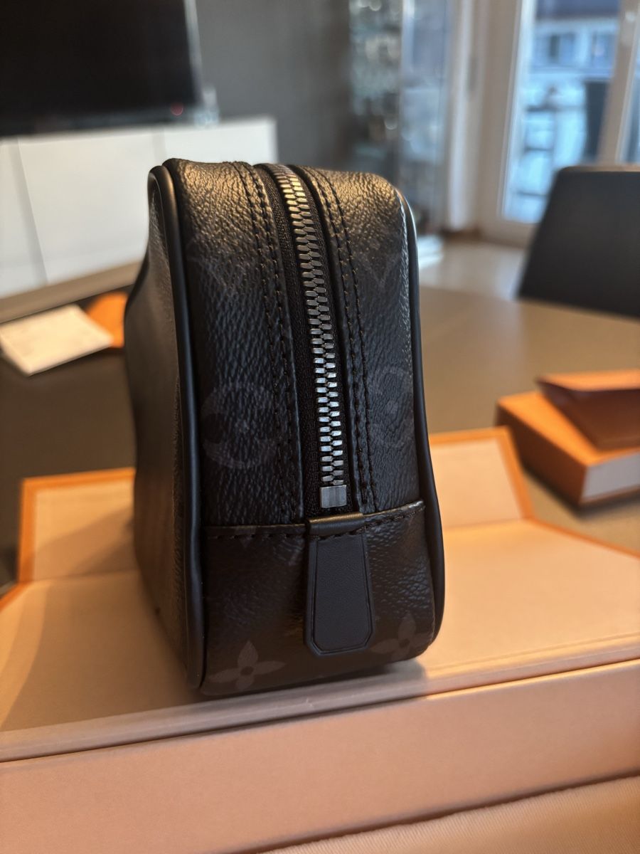 Louis Vuitton Taschen: Louis Vuitton Dopp Kit Toiletry Bag - Like New, Authentic – Neu (gemäss Beschreibung) aus Meilen von Jazzey_Official 2