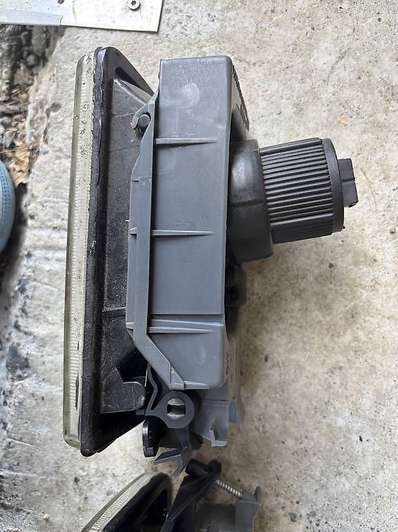 BMW Tutti pezzi di ricambio auto: E36 Nebelscheinwerfer + Halter – Usato da Schaffhausen venduto da hallovater 2