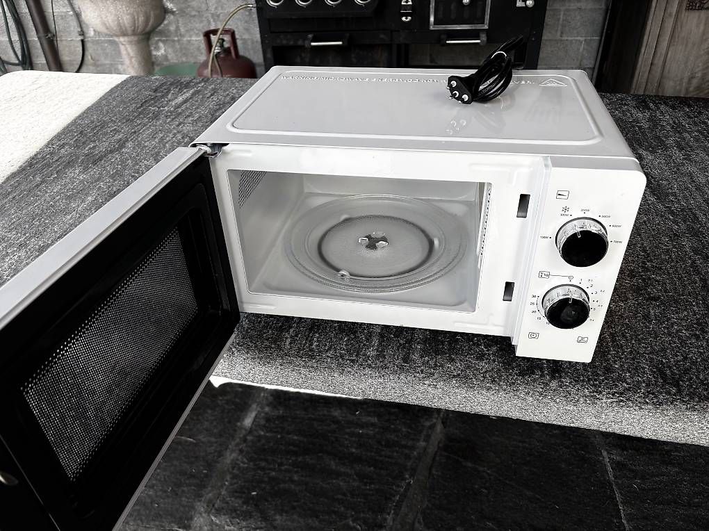 Forni: Forno microonde – Usato da Losone venduto da mir_hqj9