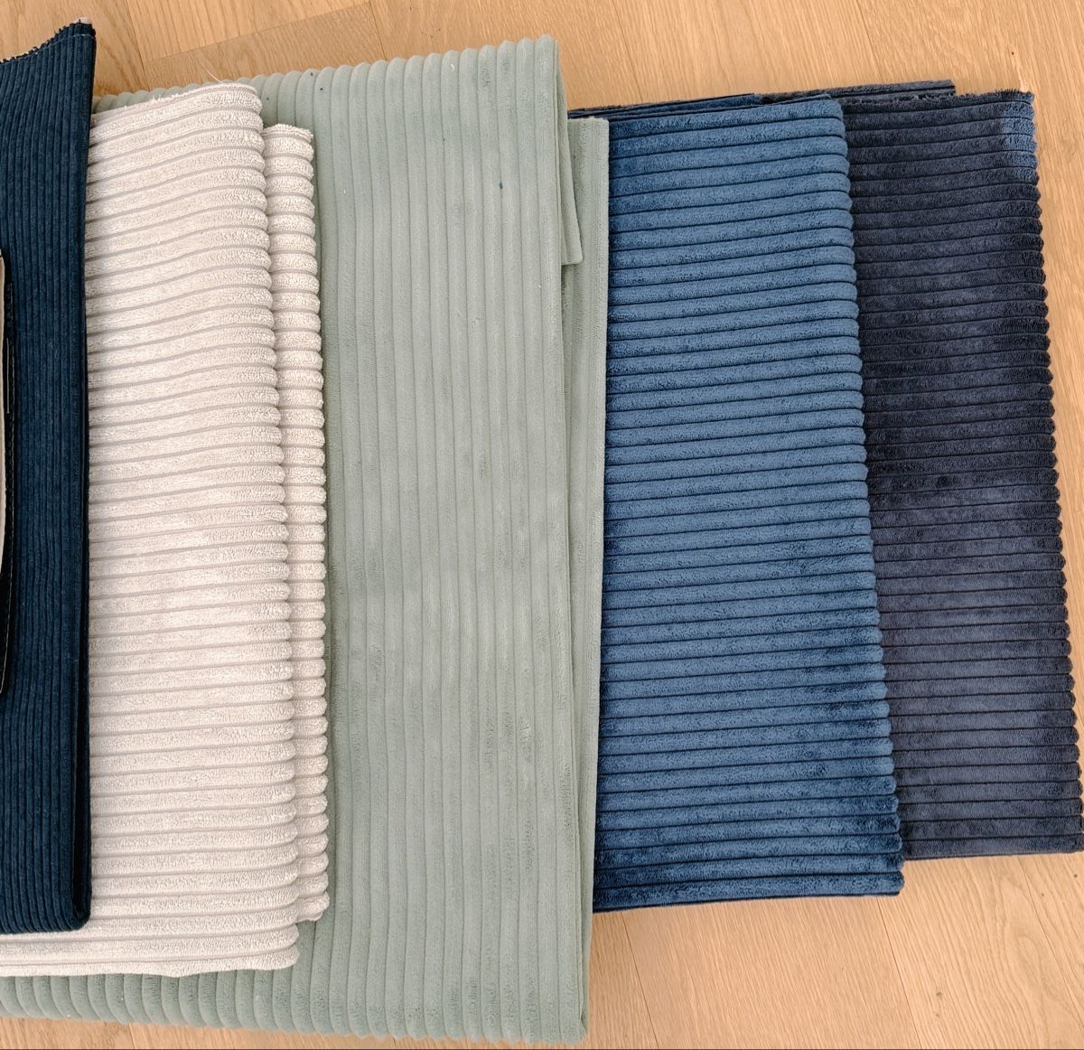 Tessuti: Stoffreste Paket verschiedene Muster und Farben</div> – Nuovo (secondo la descrizione) da Nottwil venduto da CandyCaty 1