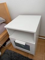 Weisser Ikea Nachttisch mit Ablage und Glastür