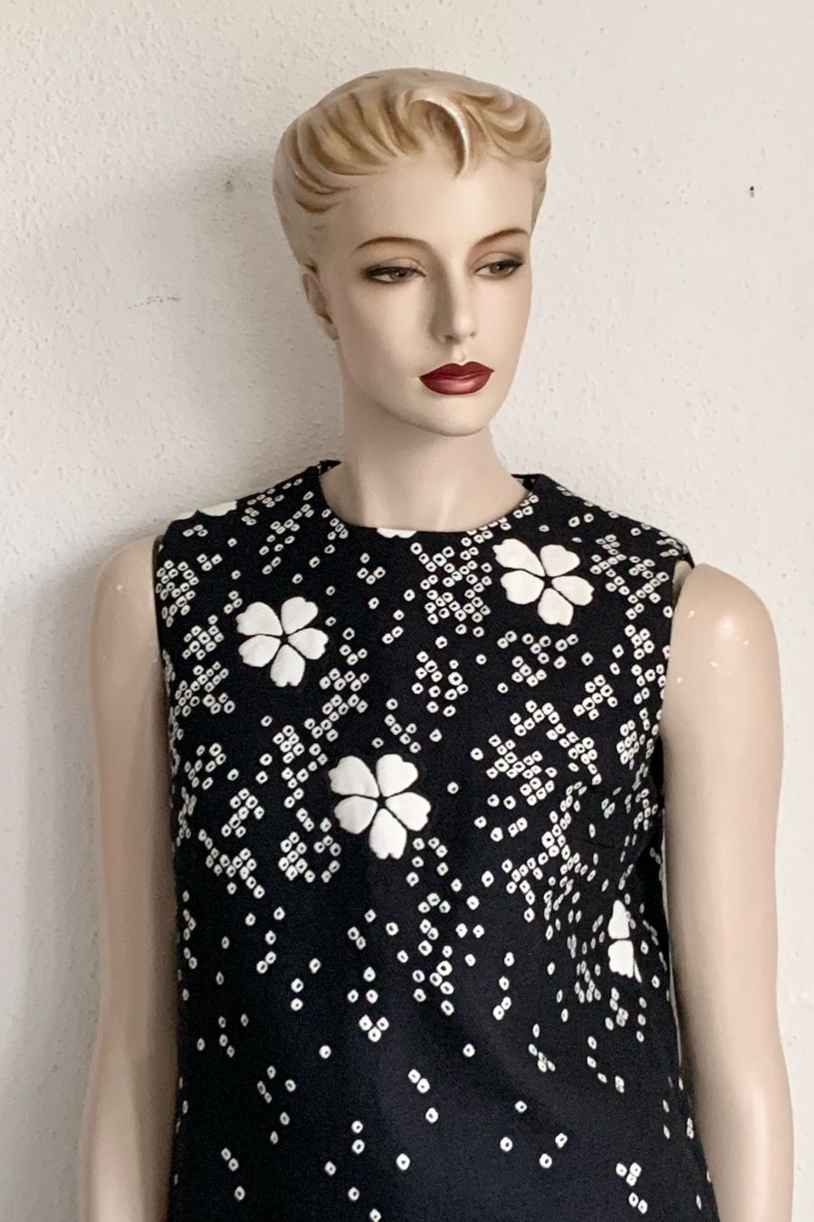 Dsquared2 Top: Schwarzes Top von DSQUARED2 mit weissen Blüten – Usato da Kloten venduto da Nephty 3