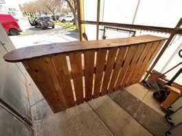 Bar en bois sur roulettes 