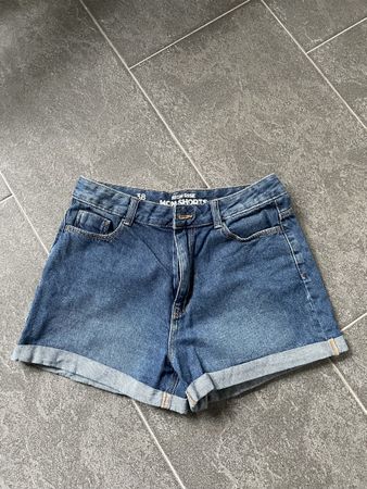 Kurze blaue Hose