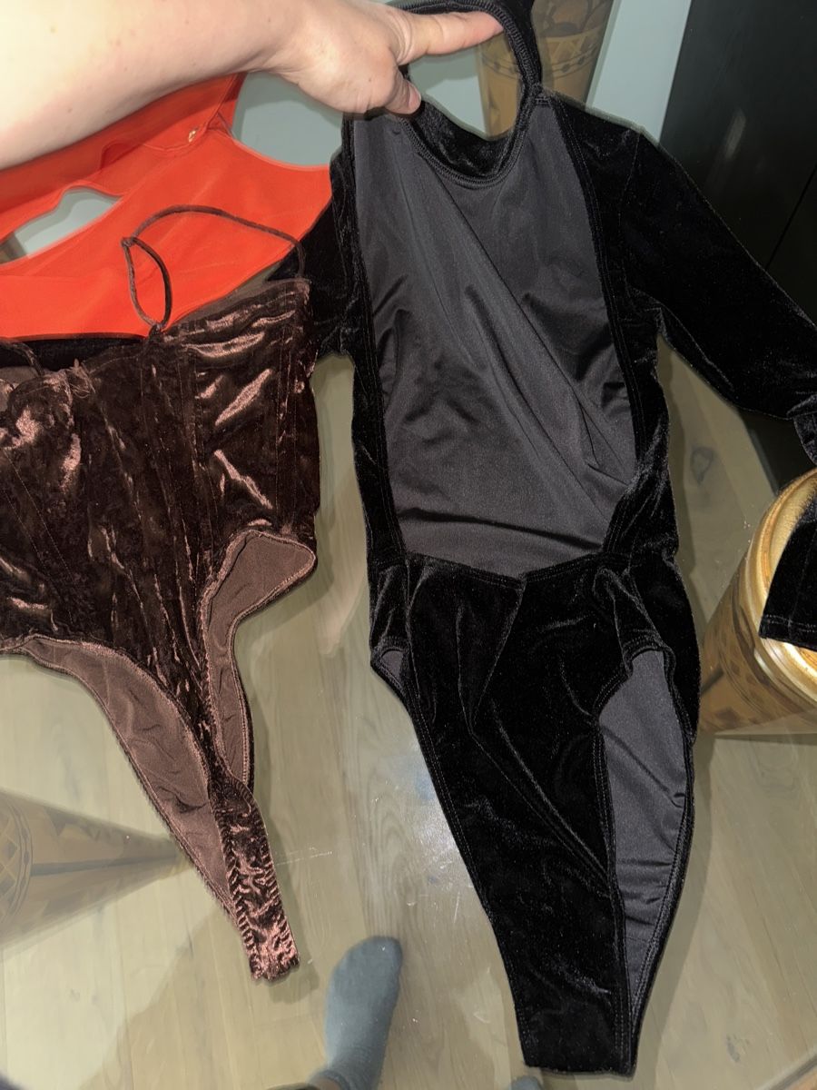 Lotti di vestiti: 2 top set :, Laquan Smith and black veloure long sleeve body – Usato da Genève venduto da val_rp9x