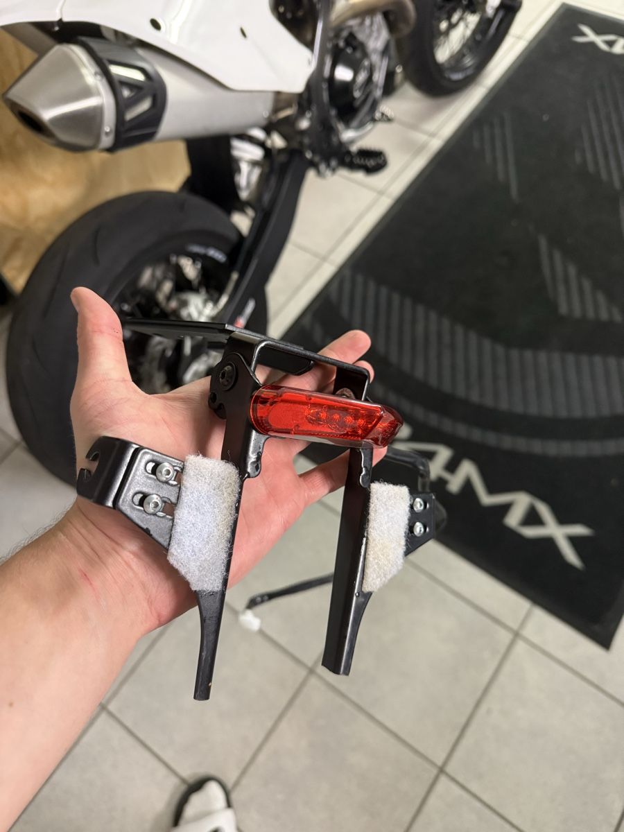 Tutti i ricambio per moto: Klappbarer Supermoto Kennzeichenhalter mit Rücklicht – Usato da Bonstetten venduto da bud_xl6r