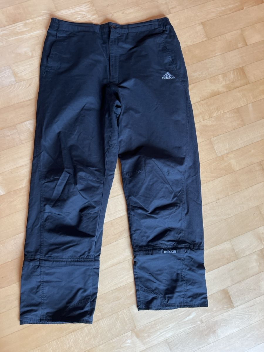 Adidas Pantaloni: Adidas Freizeithose, Schwarz, Top Zustand, Grösse ca. L – Usato da Wallisellen venduto da sarinavs
