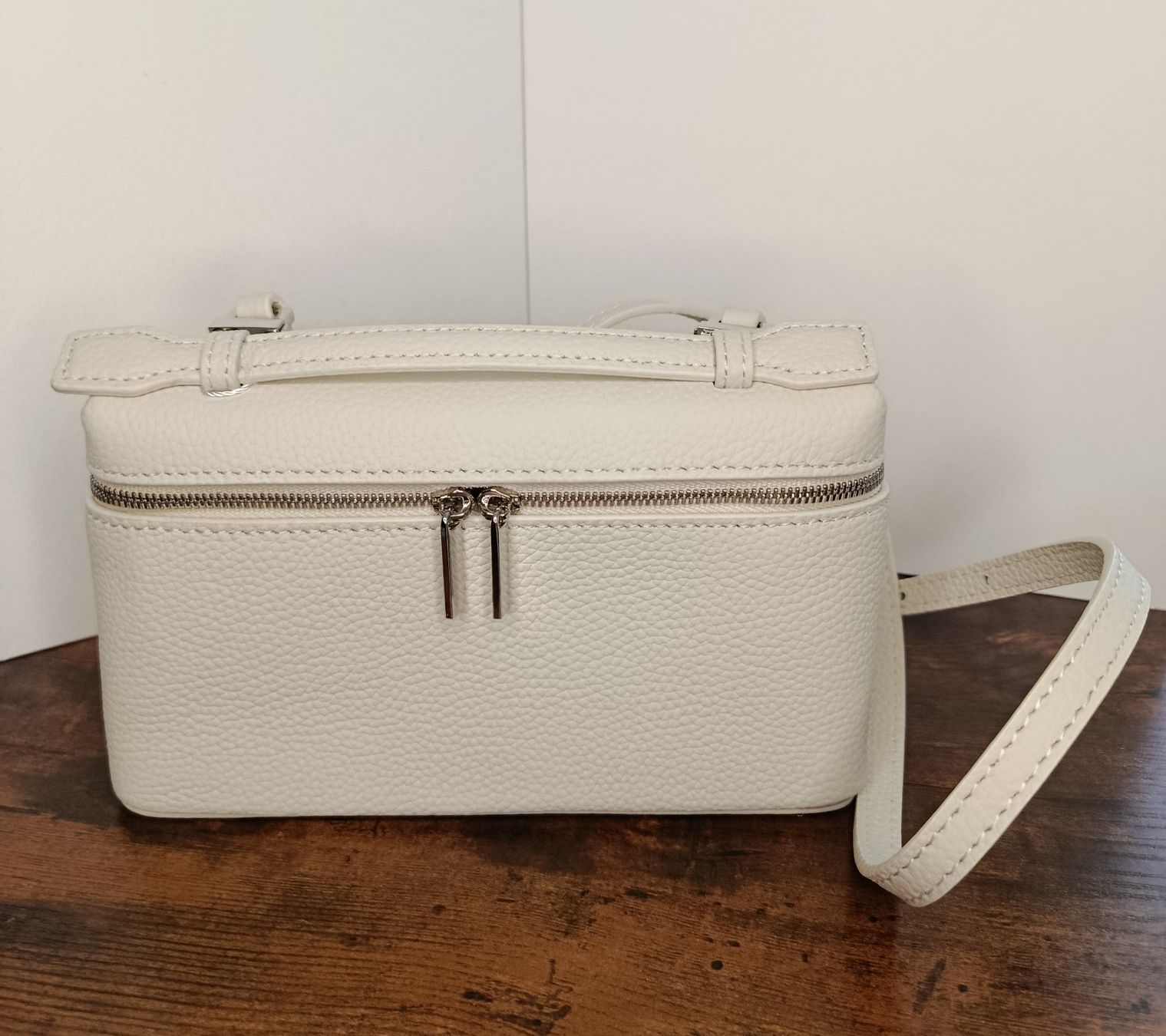 Borse da donna: Mendy Cross-Body Ledertasche Milk – Nuovo e nell'imballaggio originale da Weiach venduto da sim_8s27 2