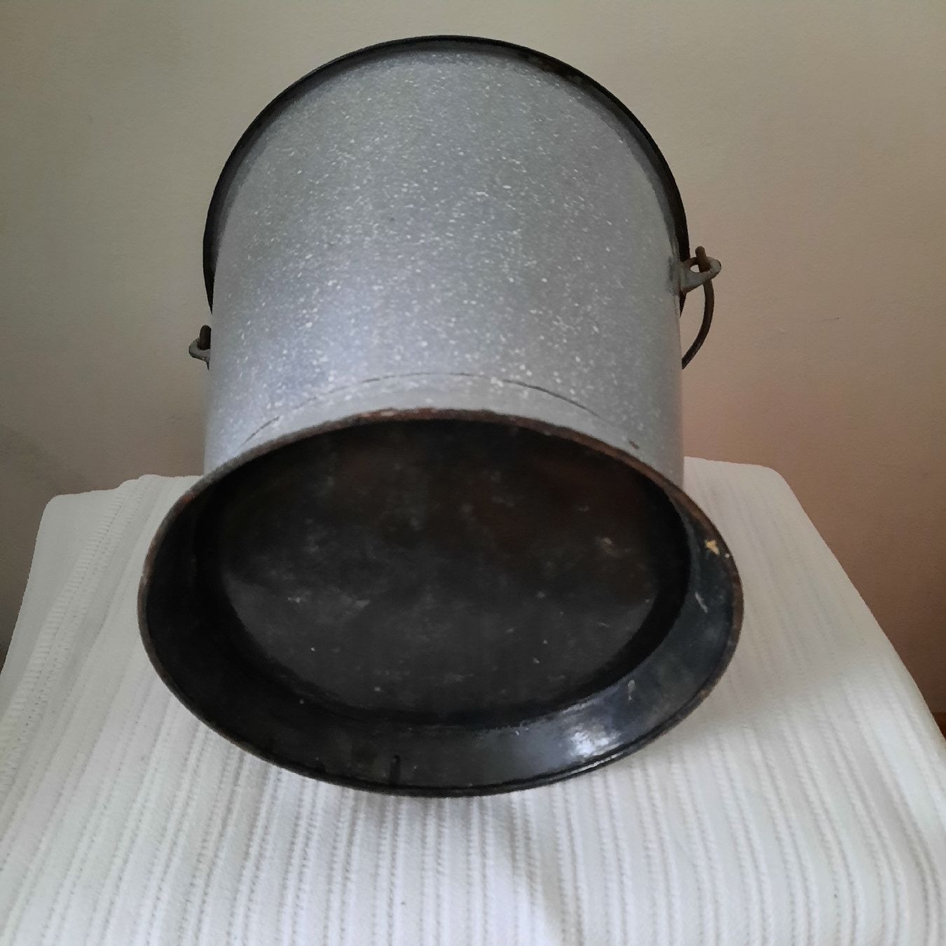 Altro per la casa: Vintage Eimer Emaille grau gesprenkelt mit Holzgriff – Usato da olten venduto da Laterne50 3
