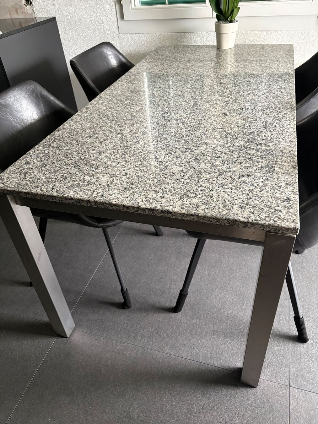Tavoli: GRANITTISCH FÜR DRAUSSEN ODER INNENBEREICH – Usato da Ibach venduto da lisch3 3
