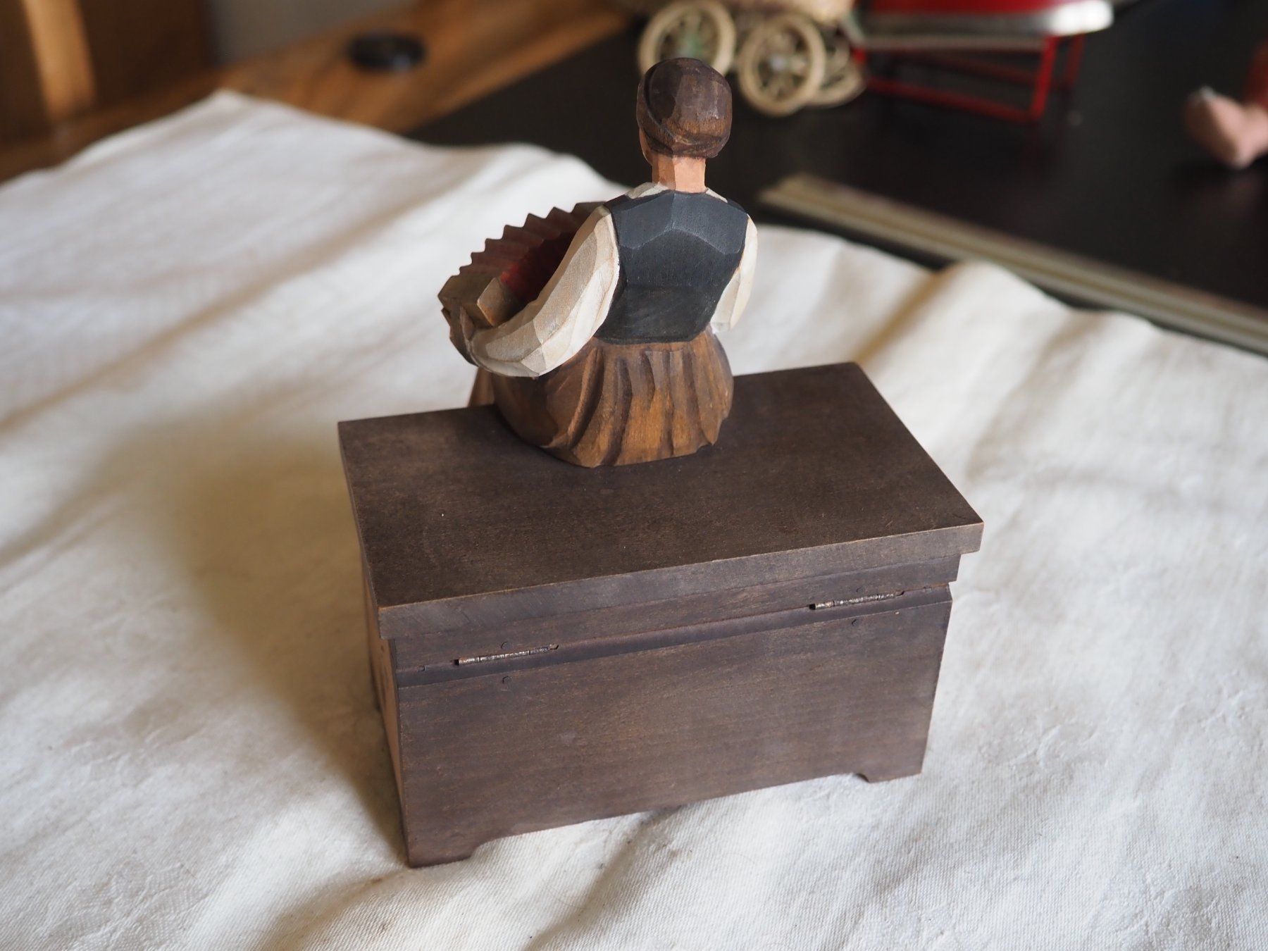 Statuette: Schatulle mit Handorgel Spielerin, Brienzer Schnitzerei – Usato da Schänis venduto da Wewu 3
