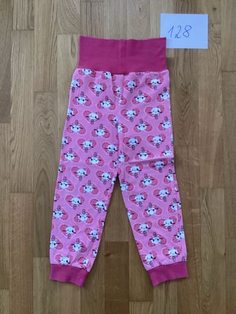 Süsse, bequeme Trainerhose mit 🐱-Motiv, Grösse 128.