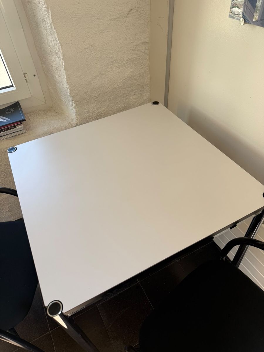 Set di tavolo e panche: USM Tisch mit 4 Vitra Stühlen – Usato da Altendorf venduto da SabrinaC93