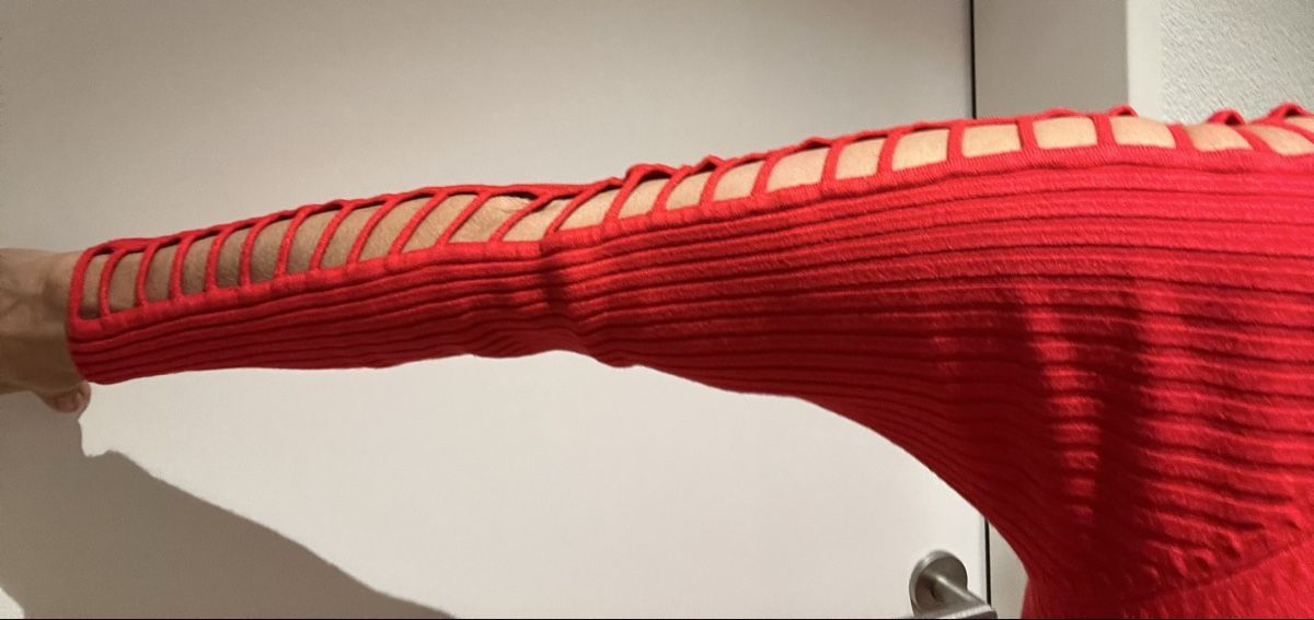 Maglioni & Felpe: Roter Strickpullover mit Details an den Ärmeln, Grösse M – Usato da Dübendorf venduto da senero44 1