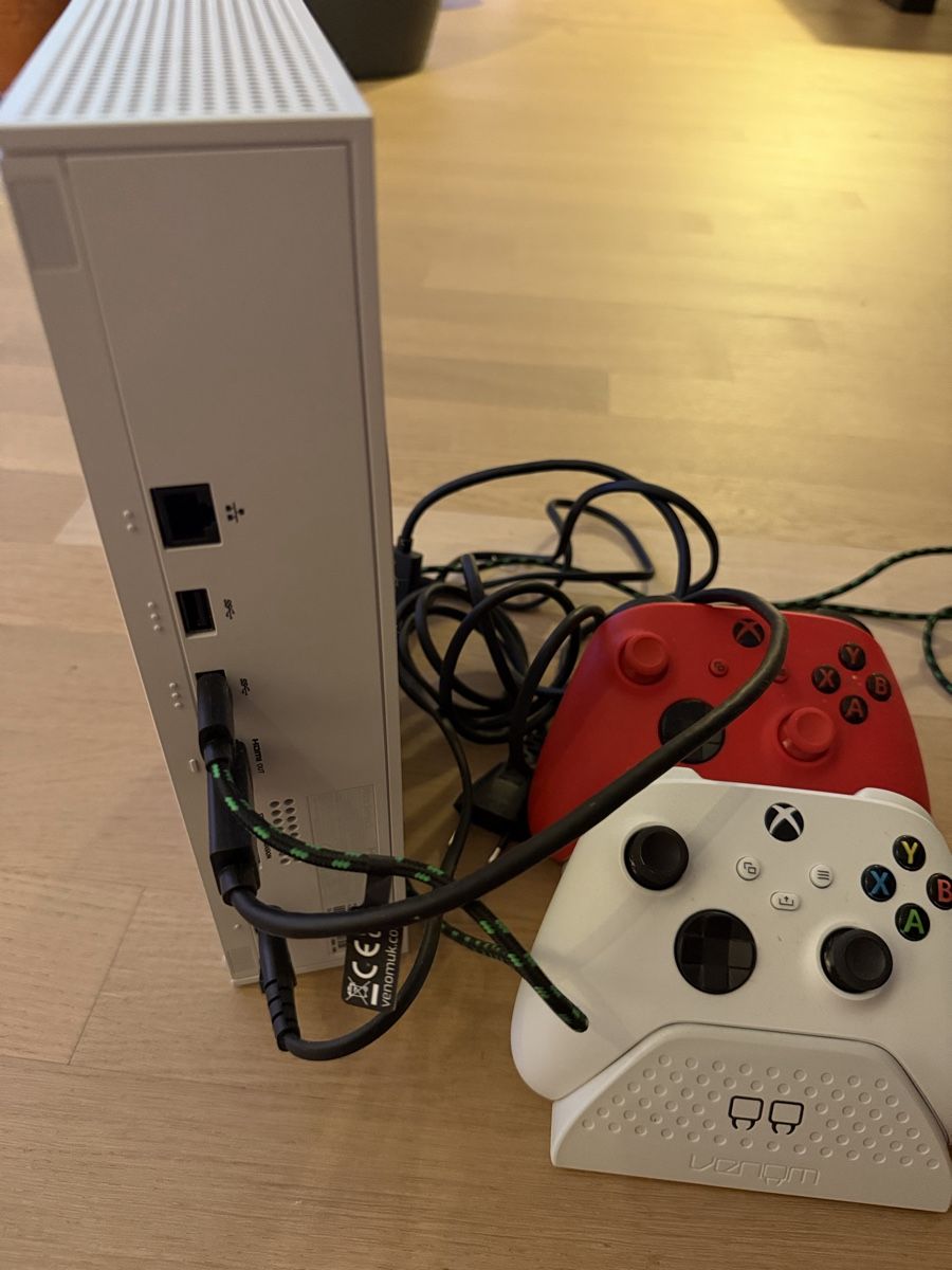 Microsoft Console: Xbox Series S 512GB Weiss + 2 Controller + Venom Ladestation – Nuovo (secondo la descrizione) da Zürich venduto da rv2_w8ck 2