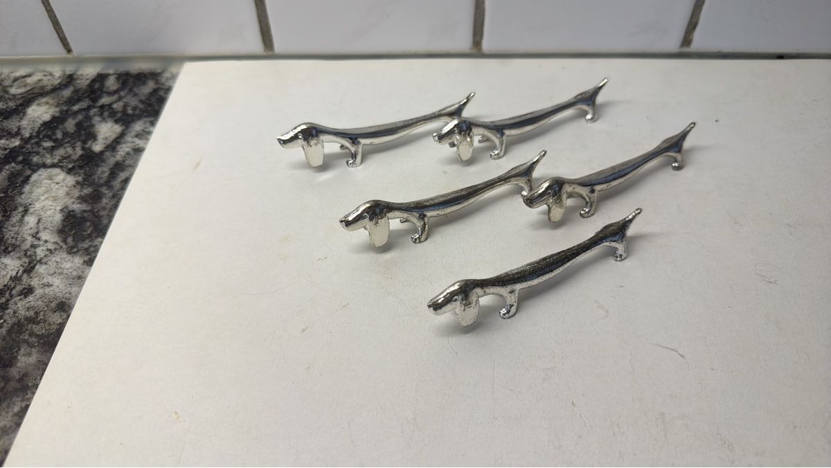 Statuette: Messerbänkli 5 Stück als Dackel. – Nuovo (secondo la descrizione) da Mellingen venduto da Wupper