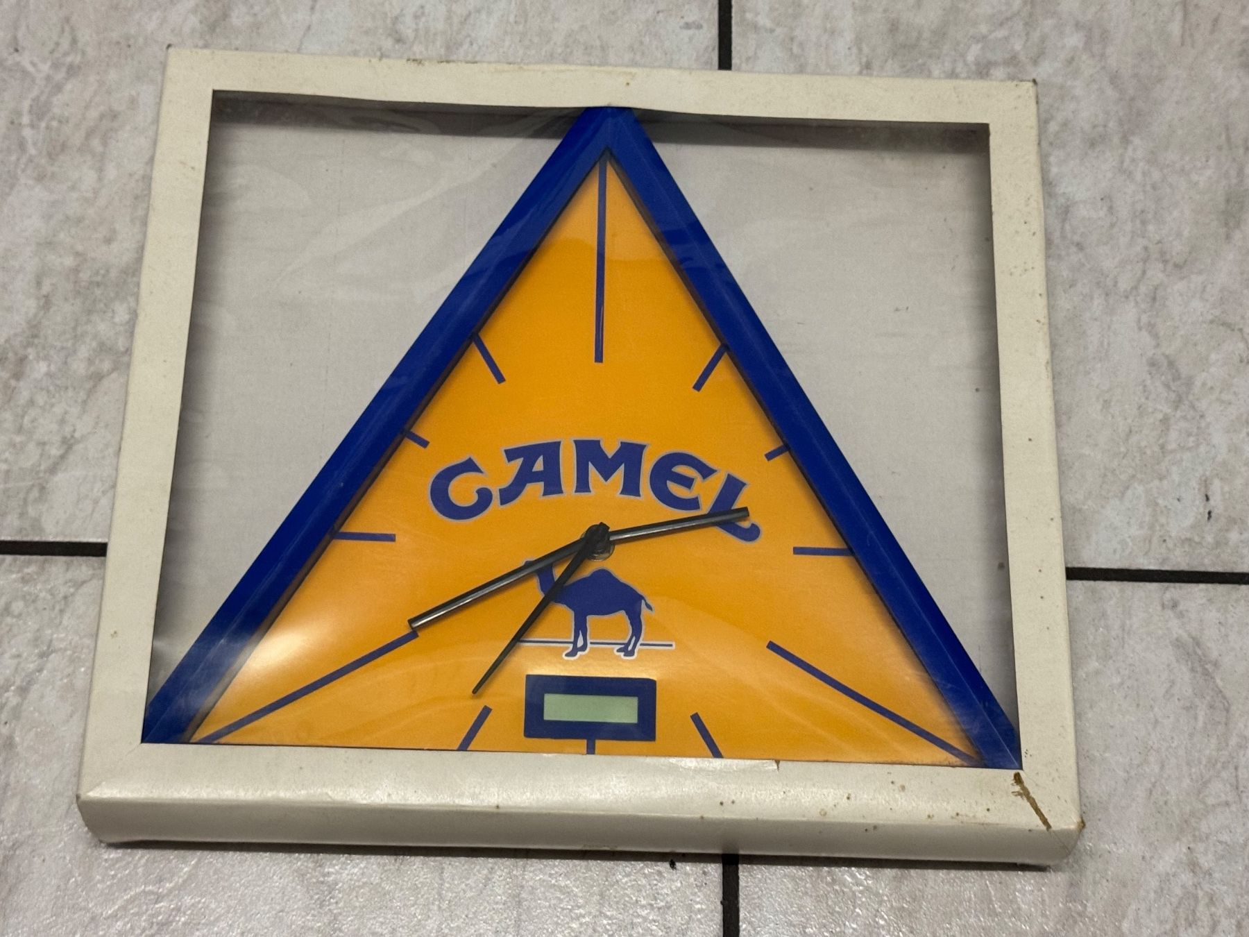 Camel Uhren: Vintage Camel Wanduhr – Defekt aus Kaiseraugst von Drasa