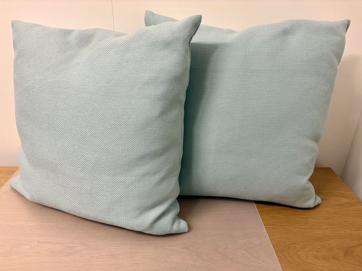 Cuscini: 2 Outdoorkissen hellblau! 50x50cm – Usato da Knonau venduto da Knonaueramt