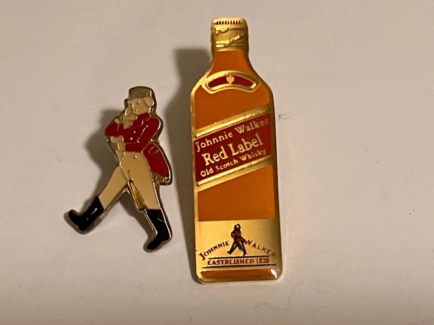 Placchette & Badge: 2 Pin Johnnie Walker Red Label – Usato da Basel venduto da djwwpp
