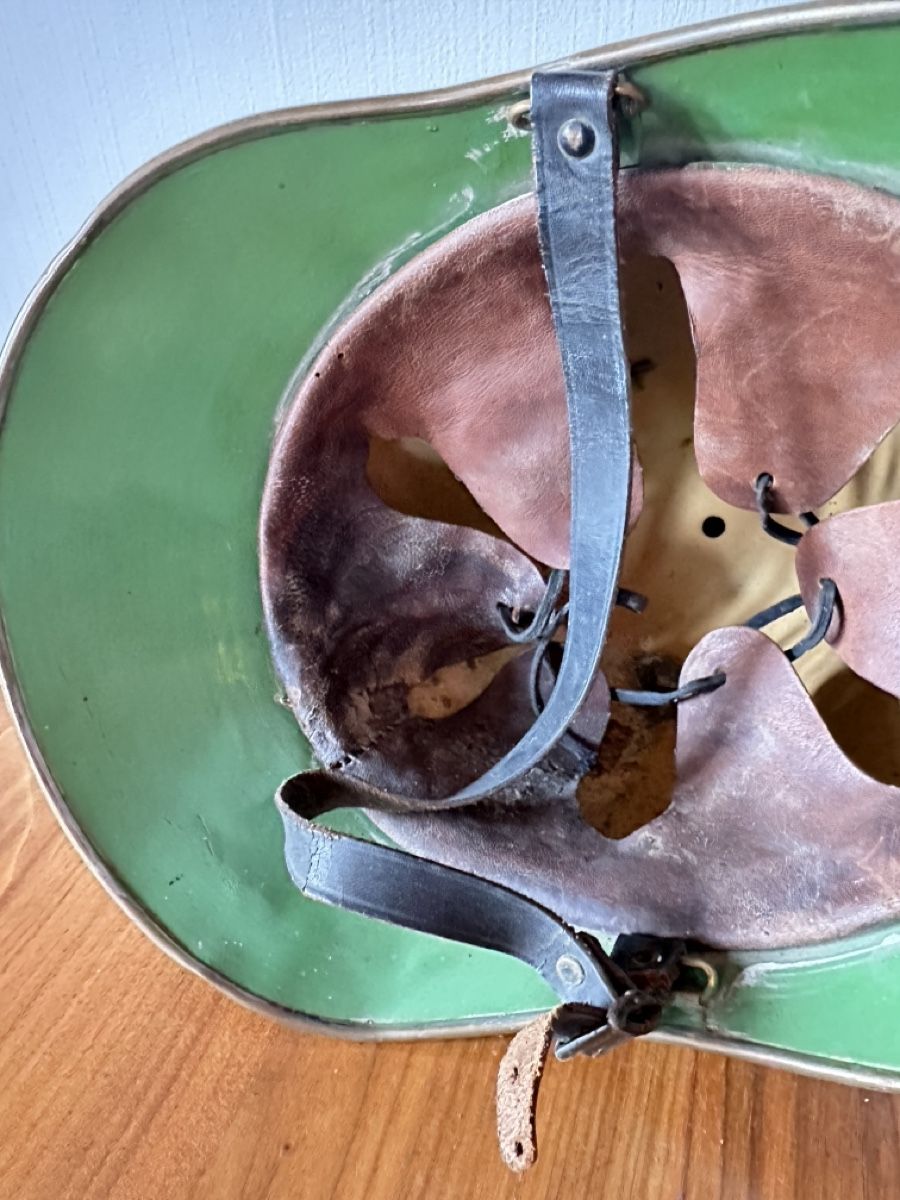 Uniformi: Feuerwehrhelm antik Schweiz alt Helm – Usato da Haegendorf venduto da Chruege 6