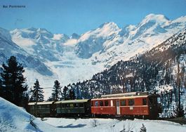 BERNINABAHN bei Pontresina mit Morteratschgletscher