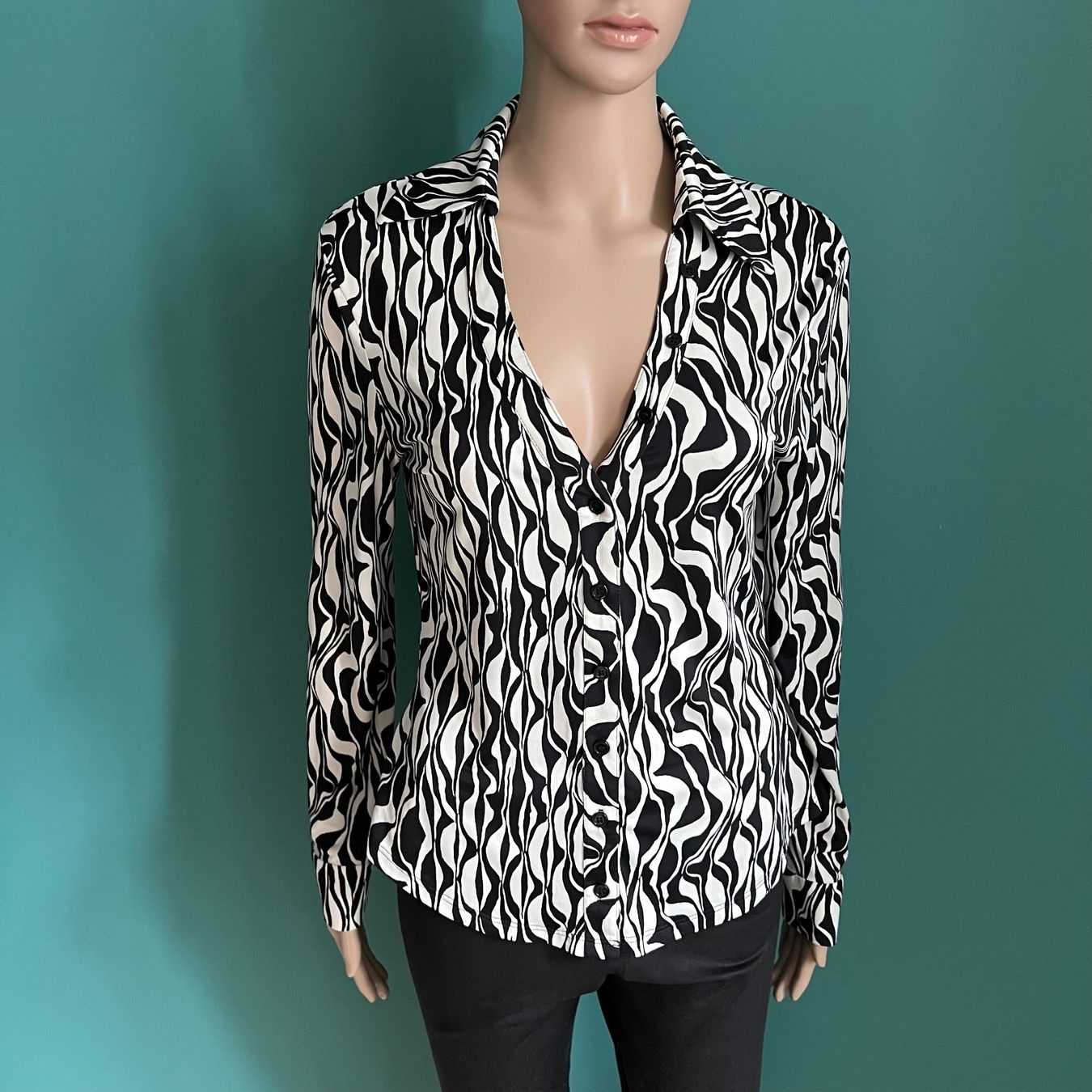 Zara Blusen: gemusterte ZARA Bluse 🖤 – Gebraucht aus Zürich von ClosetQueen