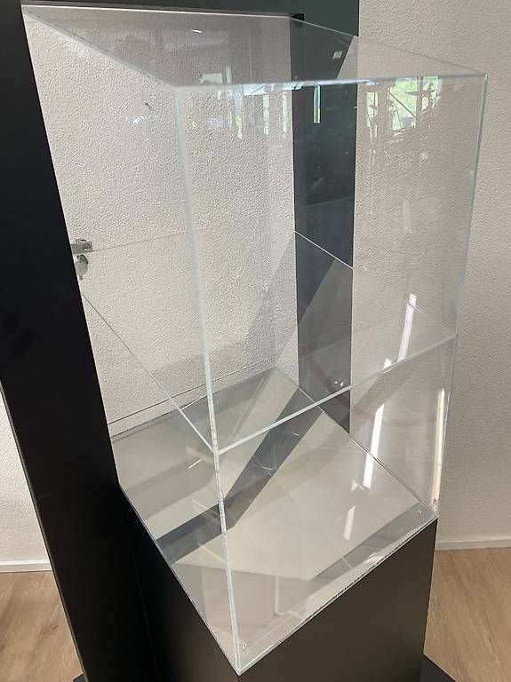 Vetrine: Mobile Vitrine mit Acrylglas und Schloss auf Rollfuss – Usato da Obernau venduto da Arche_Noah_Brocki 2
