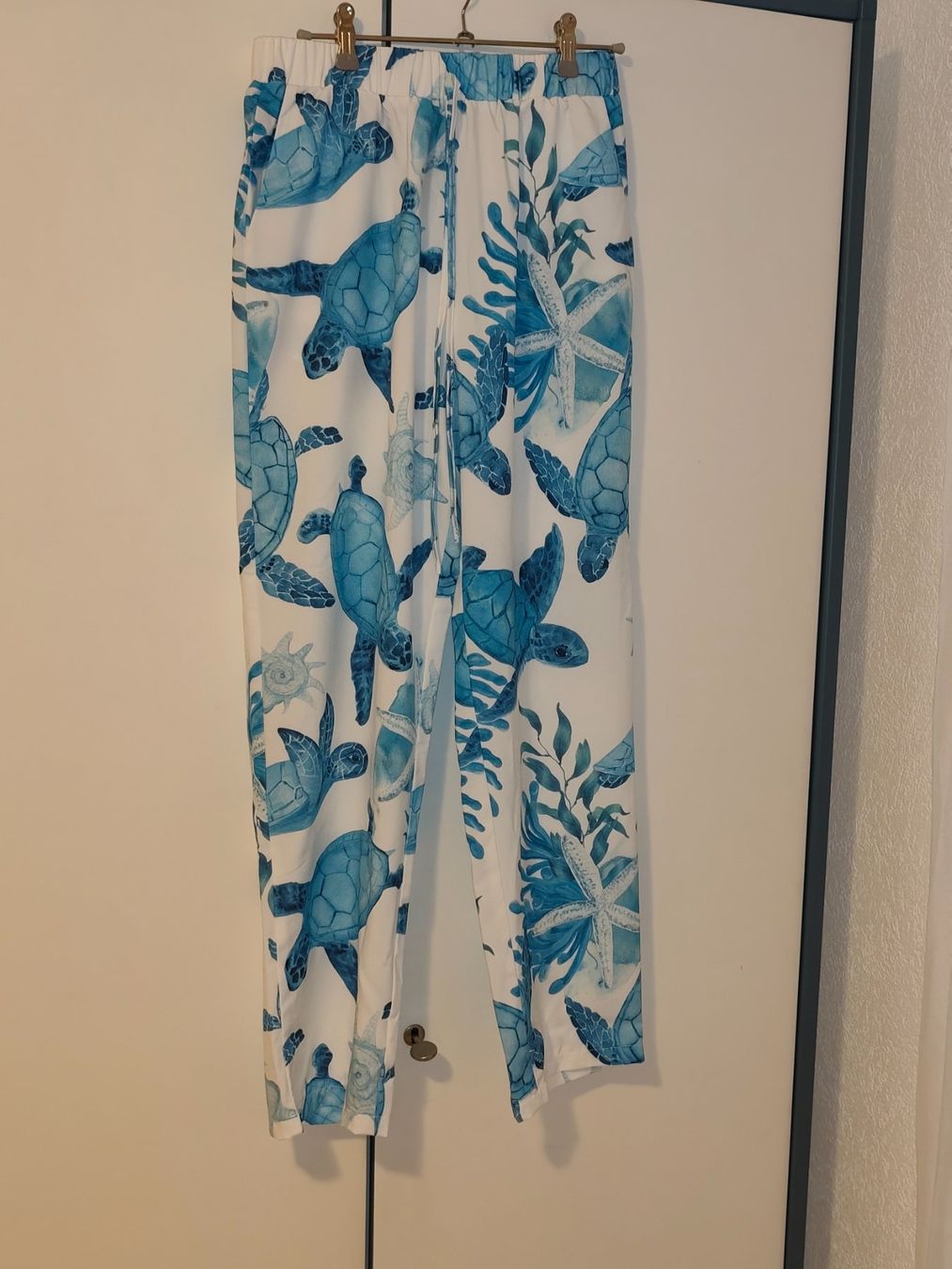 Pantaloni: Hosen Grösse M Schildkröten Muster neu – Nuovo (secondo la descrizione) da Eschenbach LU venduto da Orchi