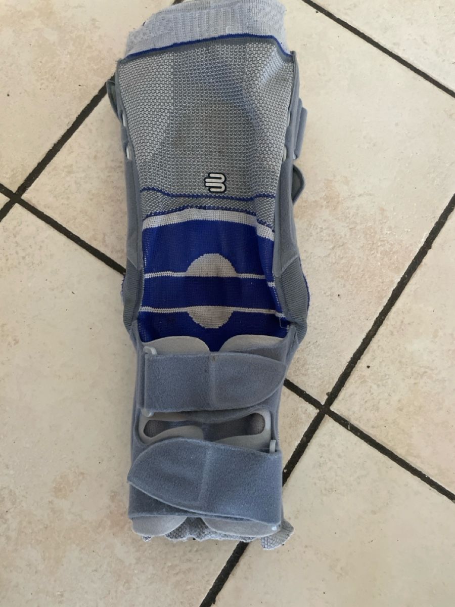 Genutrain Attrezzature mediche: Bauerfeind Softec Genu Knie Bandage Grösse 4 rechts – Usato da Obergerlafingen venduto da cabo4