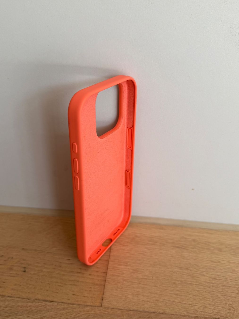 Apple Cover & Protezioni schermo: Genuine Apple Silicone Case iPhone 16 Pro–Orange–Original – Usato da Kilchberg ZH venduto da kat_9zlr 2