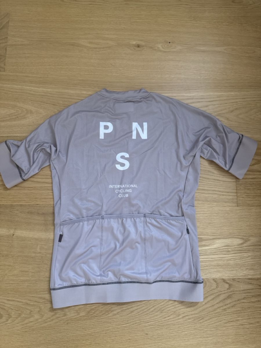 Pas Normal Studios Leibchen & Hosen: Maillot cyclisme Pas normal studio – Neu und originalverpackt aus La Neuveville von MVG7777 1