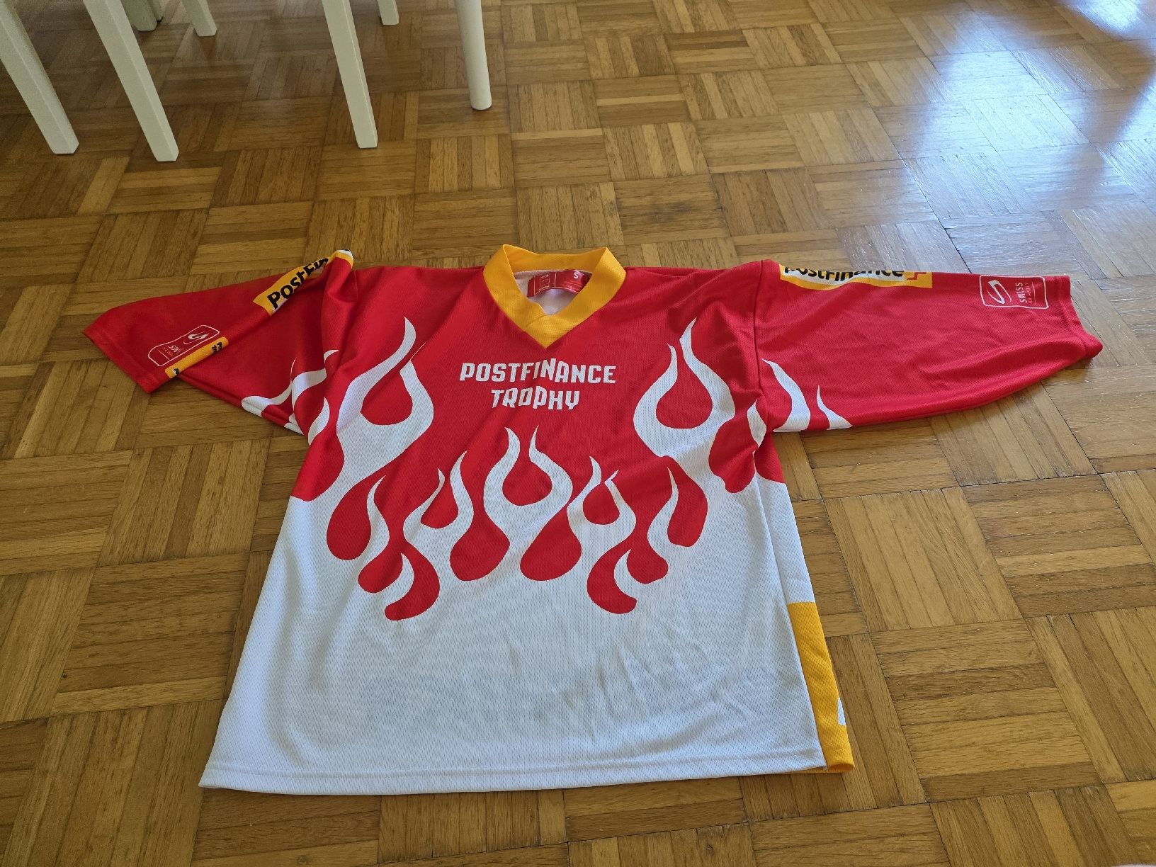Canottiere & Pantaloni: Trikot Postfinance Tophy Eishockey – Usato da Dorf venduto da Echo_Elements 1