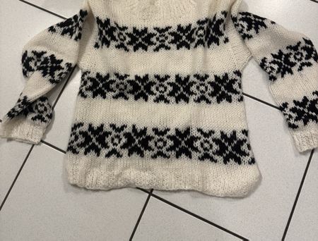 Pullover di lana  fatto interamente a mano taglia M