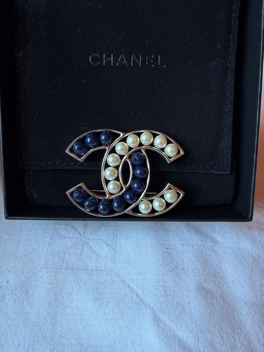 Chanel Spille & Fermagli: Chanel Brosche, blau weiss Perlen – Usato da Oberarth venduto da SSS. 2