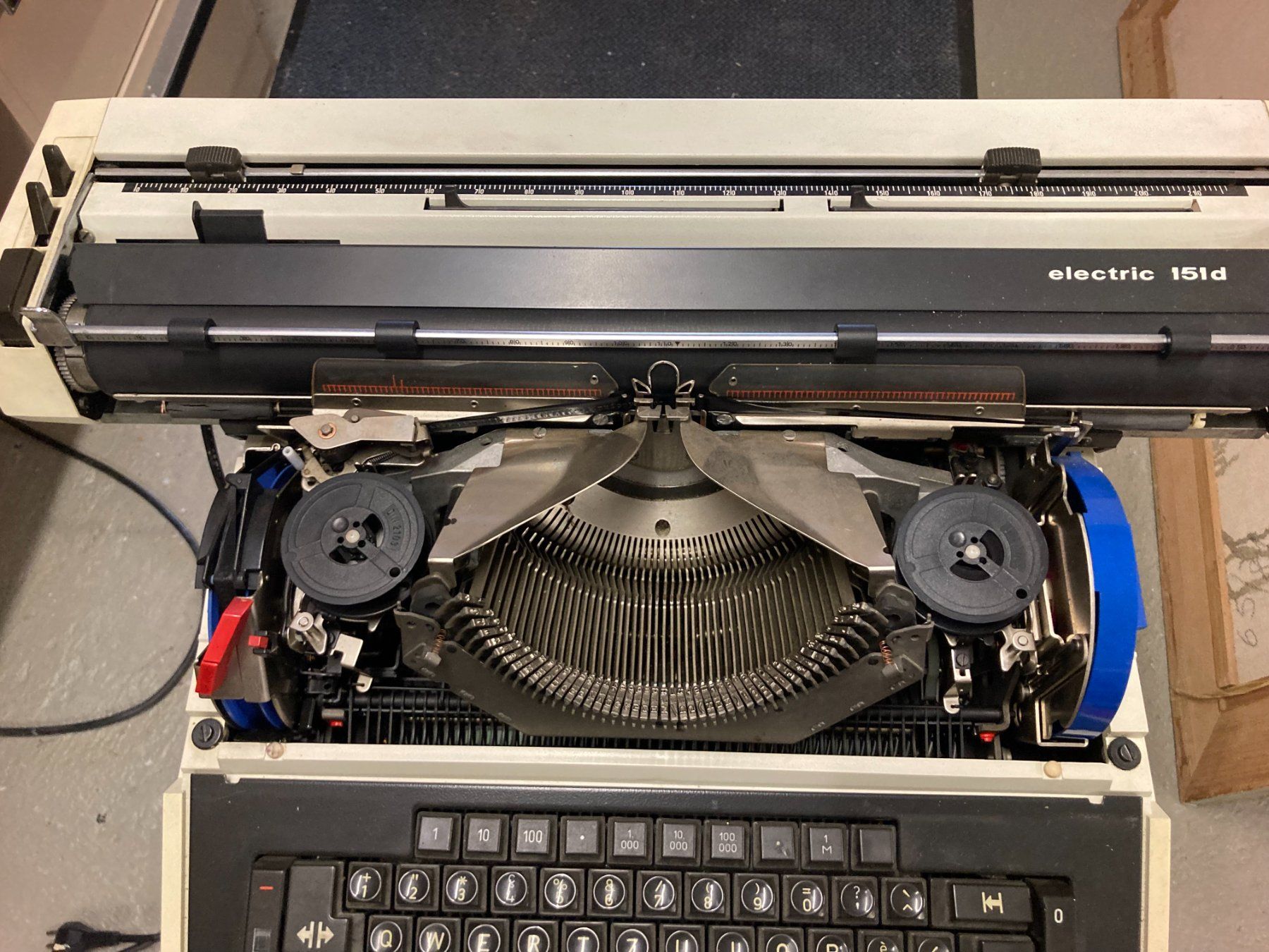 Triumph Macchine da scrivere: Machine à écrire électrique – Usato da Charmey (Gruyère) venduto da nic168 2