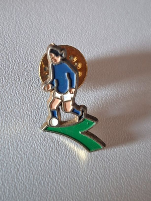 Plaquettes & Badges: Pin Fussball Junge mit Ball – D'occasion à Erlinsbach par pfunky