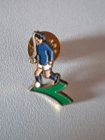 Pin Fussball Junge mit Ball